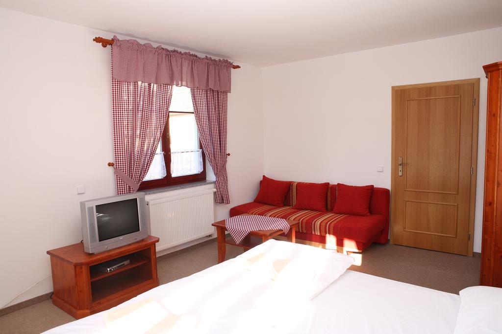 Hradni Basta Hotel Becov nad Teplou Bilik gambar