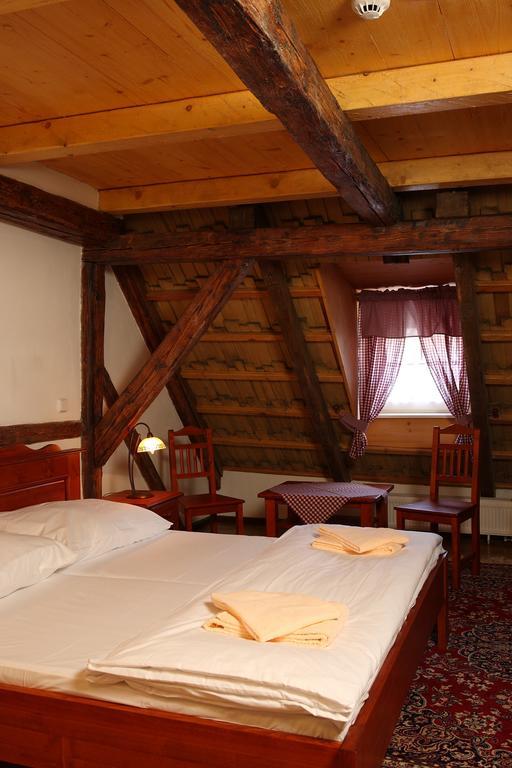 Hradni Basta Hotel Becov nad Teplou Bilik gambar