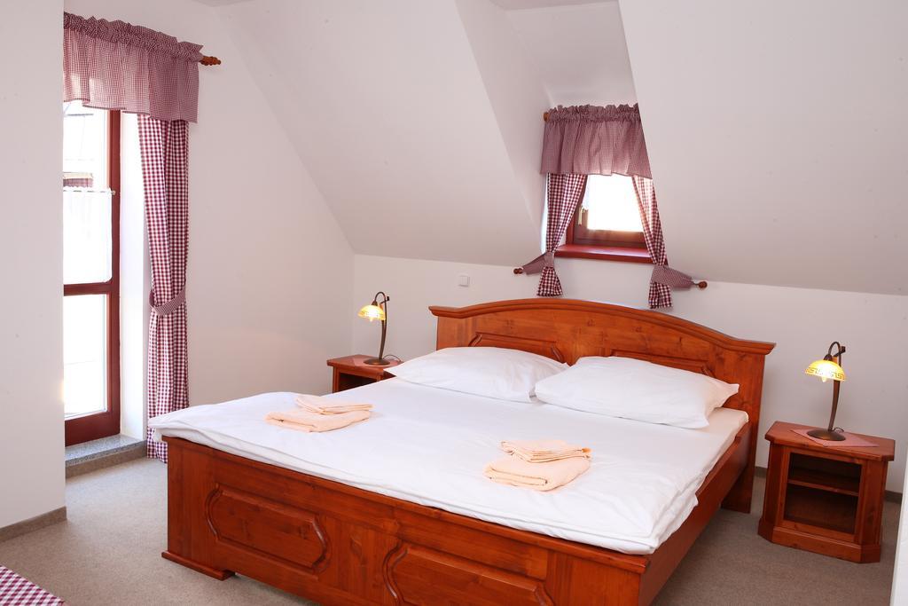 Hradni Basta Hotel Becov nad Teplou Bilik gambar