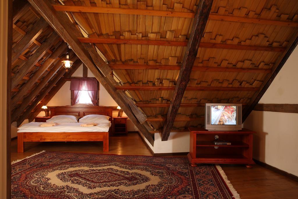 Hradni Basta Hotel Becov nad Teplou Bilik gambar