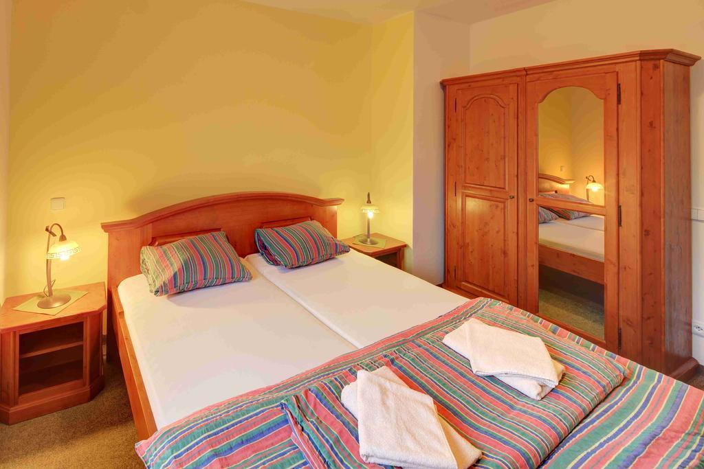 Hradni Basta Hotel Becov nad Teplou Luaran gambar