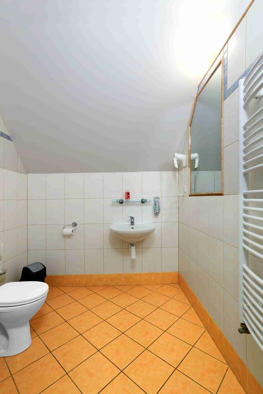 Hradni Basta Hotel Becov nad Teplou Luaran gambar