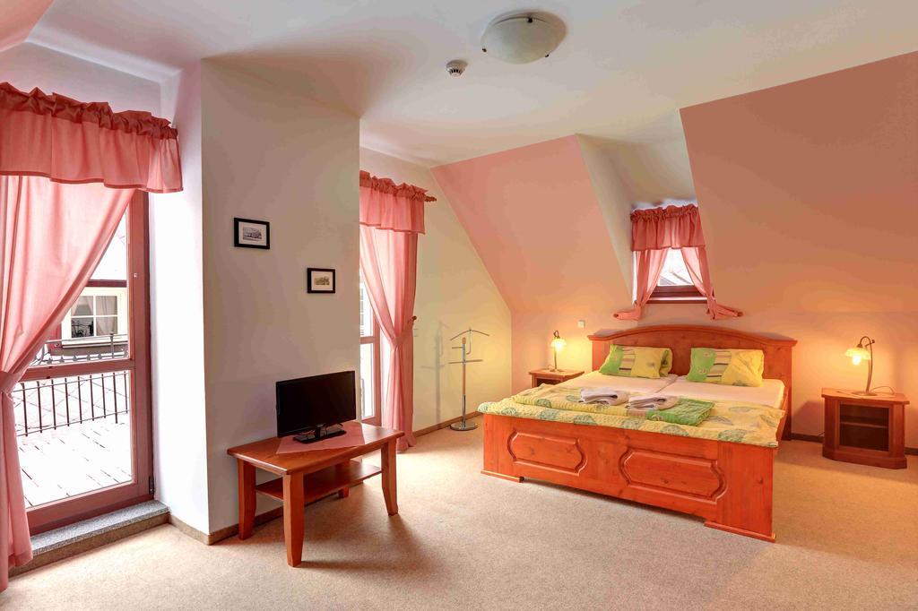 Hradni Basta Hotel Becov nad Teplou Luaran gambar