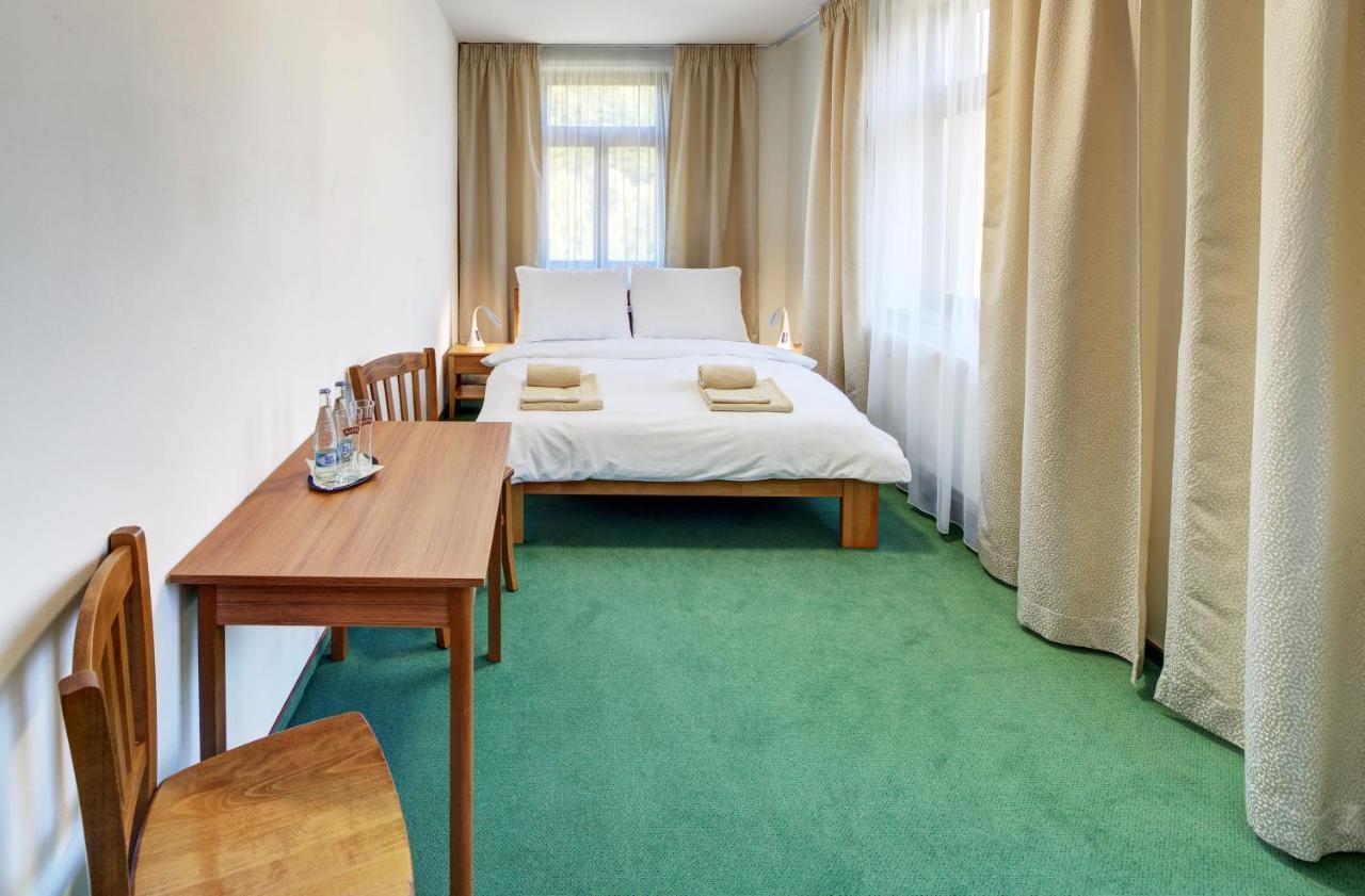 Hradni Basta Hotel Becov nad Teplou Luaran gambar